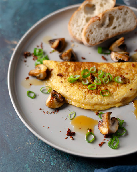 Omelett mit Baguette und Gemüse mariniert mit Aminos Gewürzsauce